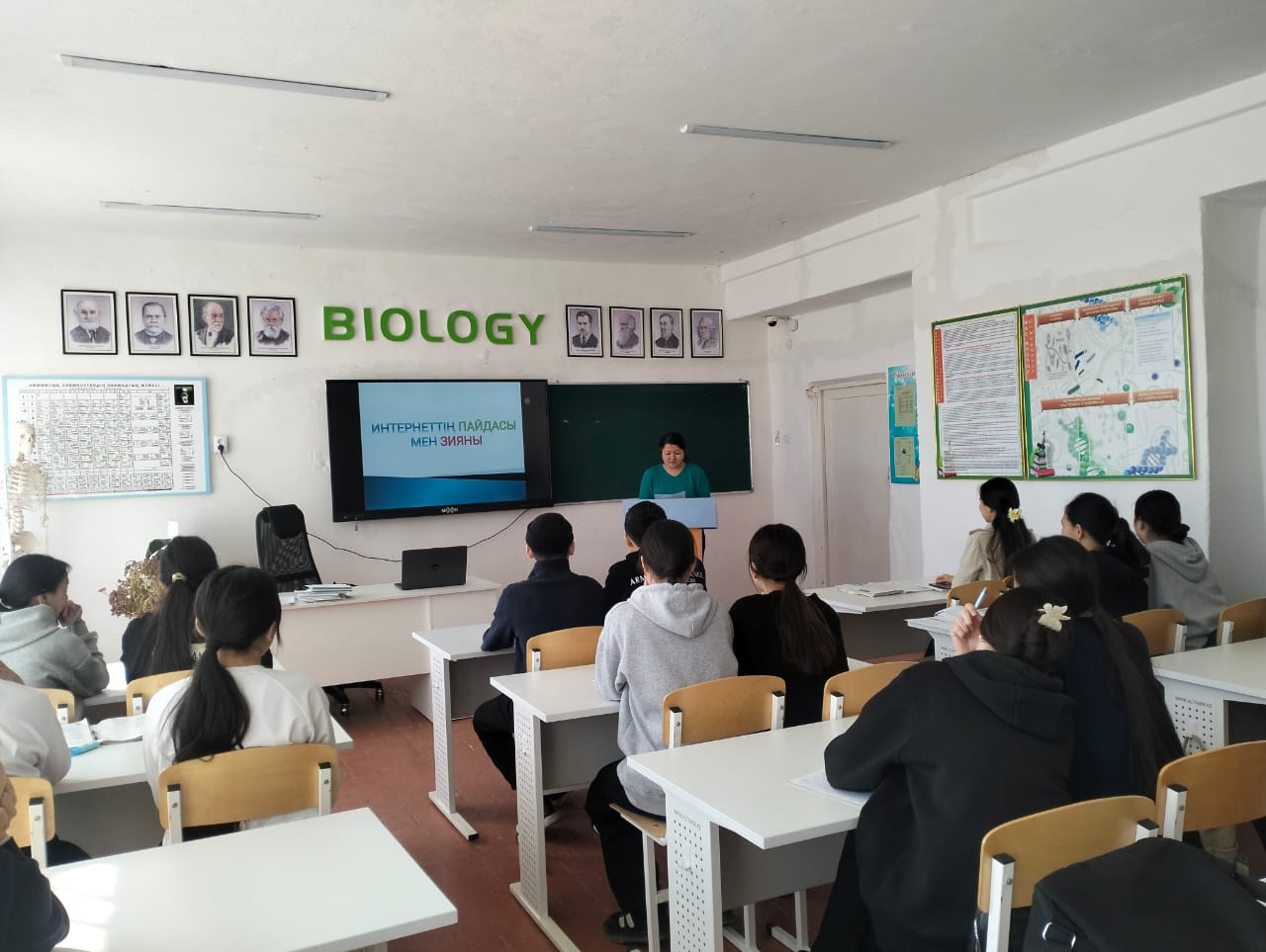 Интернеттің пайдасы мен зияны